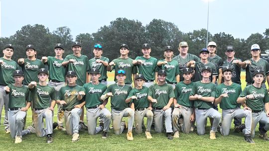 Tigers Receives Rings to Commemorate Spring State Championship