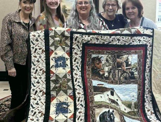 Pioneer Club Present Boone with Quilt