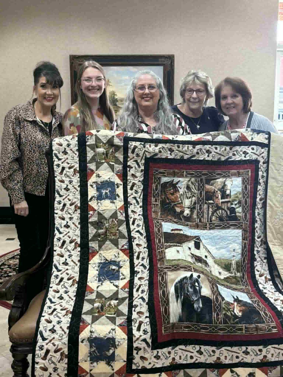 Pioneer Club Present Boone with Quilt